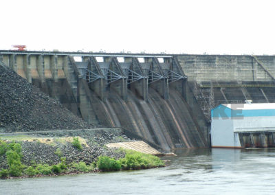 Staudamm am Suriname river / Dam at Suriname river