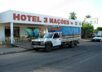 Unser Reisemobil vor unserem Hotel / Our truck in front of our hotel